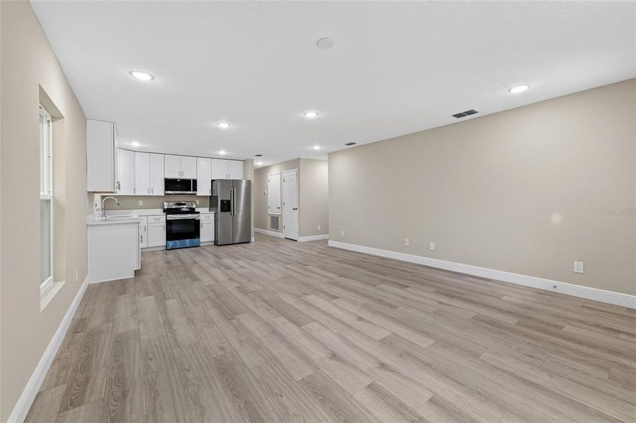 Spacious, unfurnished interior of a new home in , Orange City (Image 12).