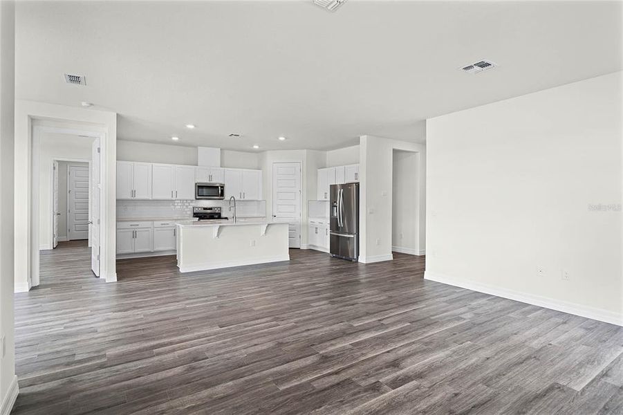 Spacious, unfurnished interior of a new home in Lakes of Mount Dora, Mount Dora (Image 16).