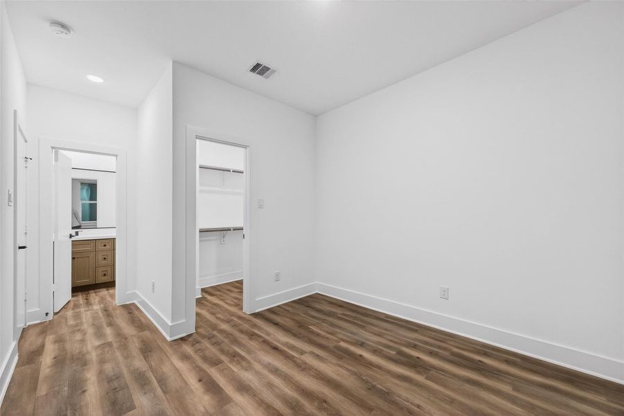 Spacious, unfurnished interior of a new home in , Houston (Image 21).