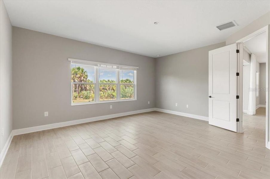 Spacious, unfurnished interior of a new home in , Sarasota (Image 19).