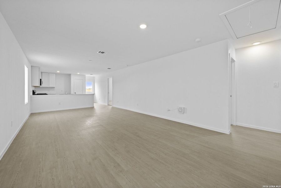 Spacious, unfurnished interior of a new home in Spring Grove, St. Hedwig (Image 10).