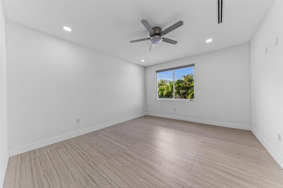 Spacious, unfurnished interior of a new home in , Fort Lauderdale (Image 26).