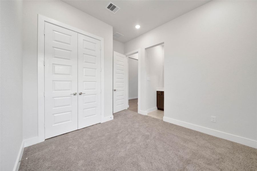 Spacious, unfurnished interior of a new home in Magnolia Bend, Rosharon (Image 34).