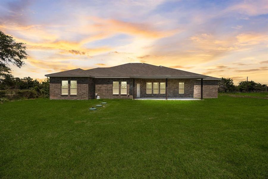Exterior details and patio area of a home in , Corsicana (Image 3).