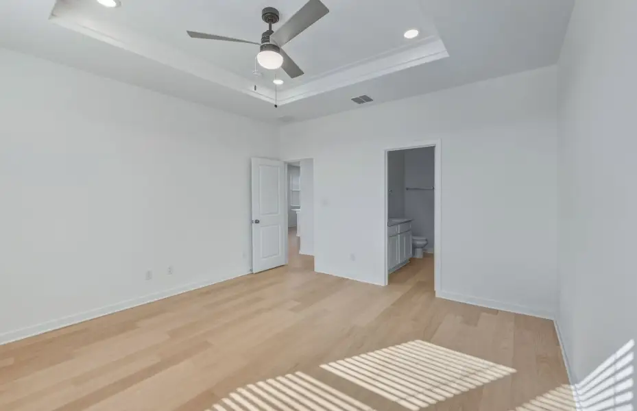 Spacious, unfurnished interior of a new home in Sunfield, Buda (Image 14).