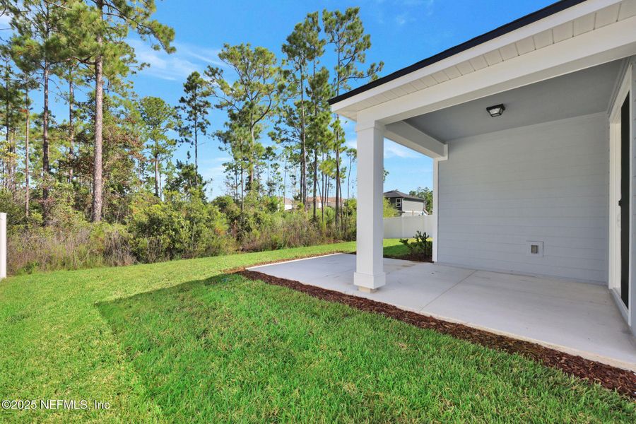 Exterior details and patio area of a home in Bradley Creek, Green Cove Springs (Image 27).