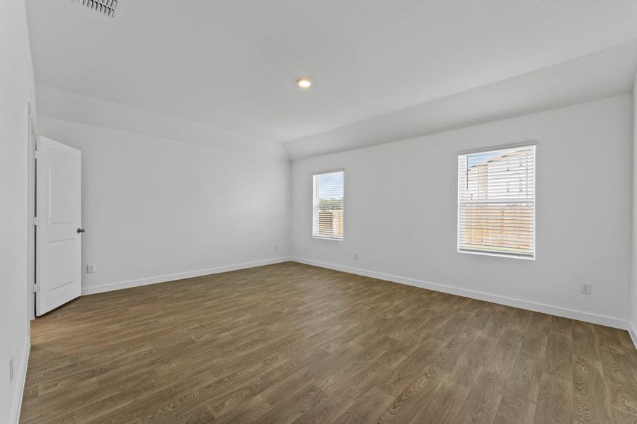 Spacious, unfurnished interior of a new home in Sonoma Oaks, Fredericksburg (Image 30).