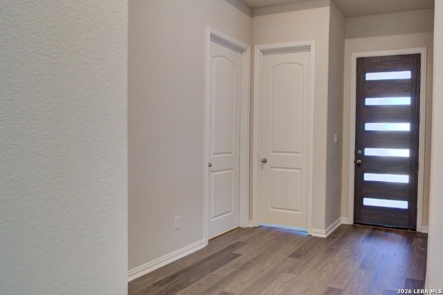 Spacious, unfurnished interior of a new home in Sunflower Ridge, New Braunfels (Image 12).