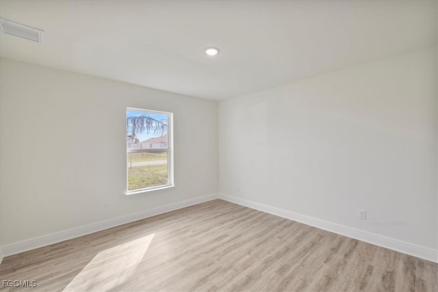 Spacious, unfurnished interior of a new home in Cape Coral, Cape Coral (Image 26).
