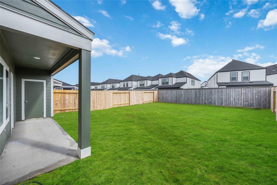 Exterior details and patio area of a home in Pinehaven, Houston (Image 17).