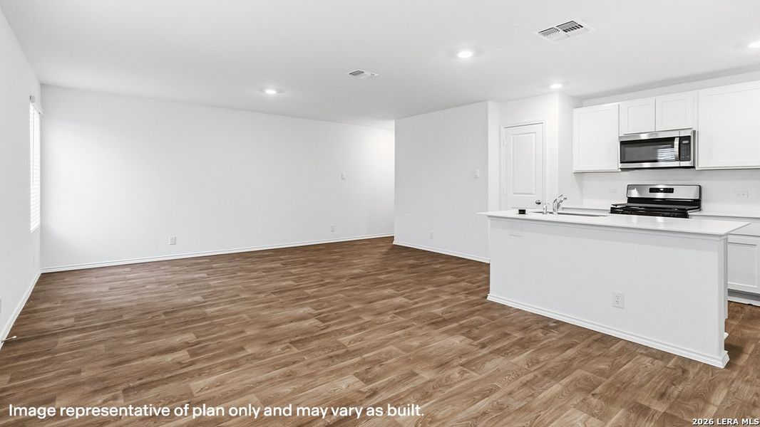 Spacious, unfurnished interior of a new home in Blue Ridge Ranch, San Antonio (Image 27).