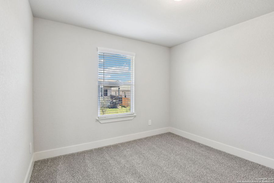 Spacious, unfurnished interior of a new home in Thomas Pond, San Antonio (Image 31).