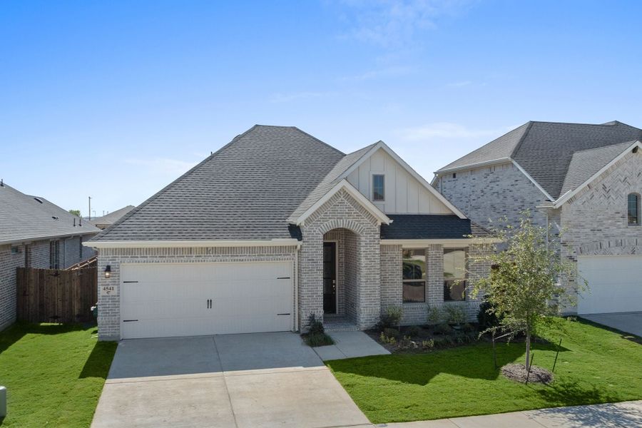 2,305sf New Home in Fort Worth, TX. - Slide 2 2,305sf New Home in Fort Worth, TX. - Slide 2