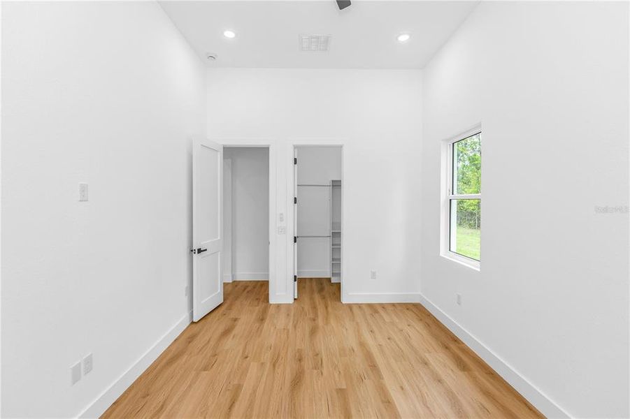 Spacious, unfurnished interior of a new home in , Orlando (Image 24).