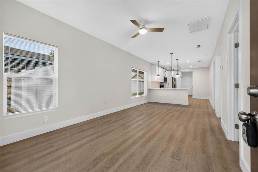 Spacious, unfurnished interior of a new home in , Tampa (Image 10).
