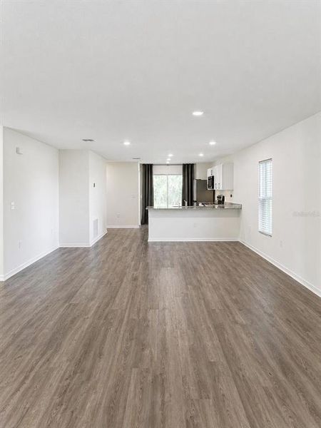 Spacious, unfurnished interior of a new home in Eagle Hammock, Eagle Lake (Image 17).