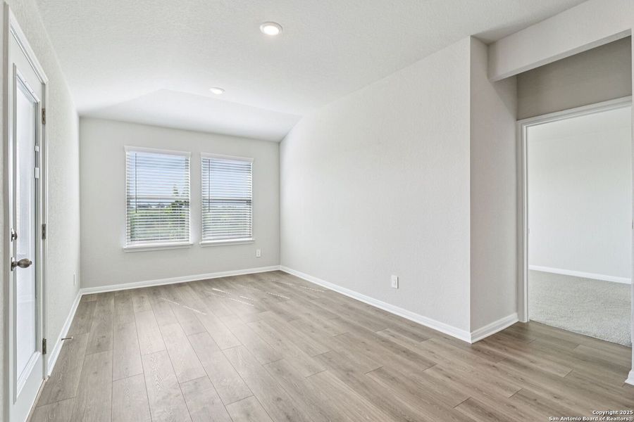 Spacious, unfurnished interior of a new home in Arcadia Ridge - Premier Series, San Antonio (Image 24).