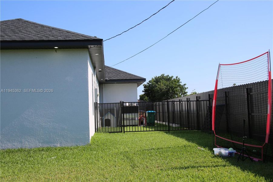 Exterior details and patio area of a home in , Cape Coral (Image 26).