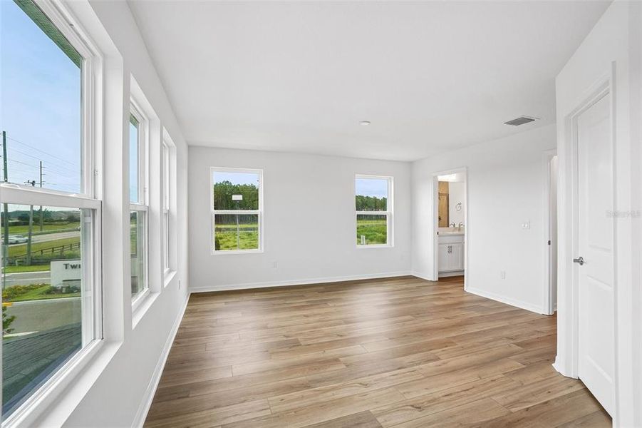 Spacious, unfurnished interior of a new home in Twin Oaks, Zephyrhills (Image 17).