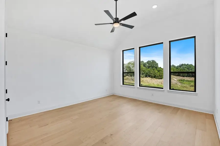 Spacious, unfurnished interior of a new home in Wolf Ranch South Fork, Georgetown (Image 9).
