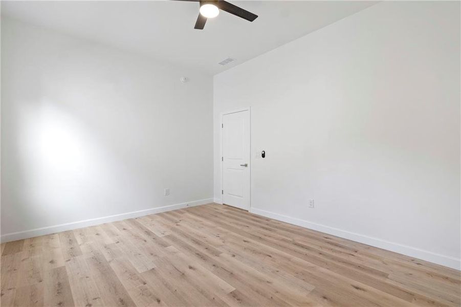 Spacious, unfurnished interior of a new home in , Atlanta (Image 12).