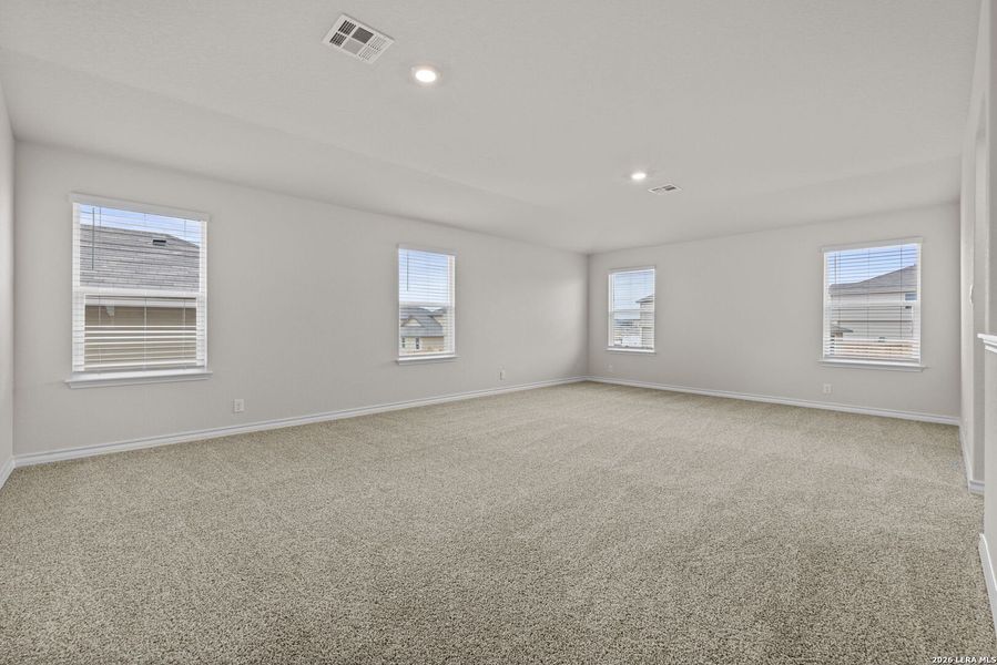 Spacious, unfurnished interior of a new home in Redbird Ranch, San Antonio (Image 20).