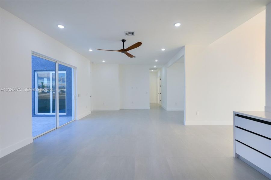 Spacious, unfurnished interior of a new home in , Cape Coral (Image 36).
