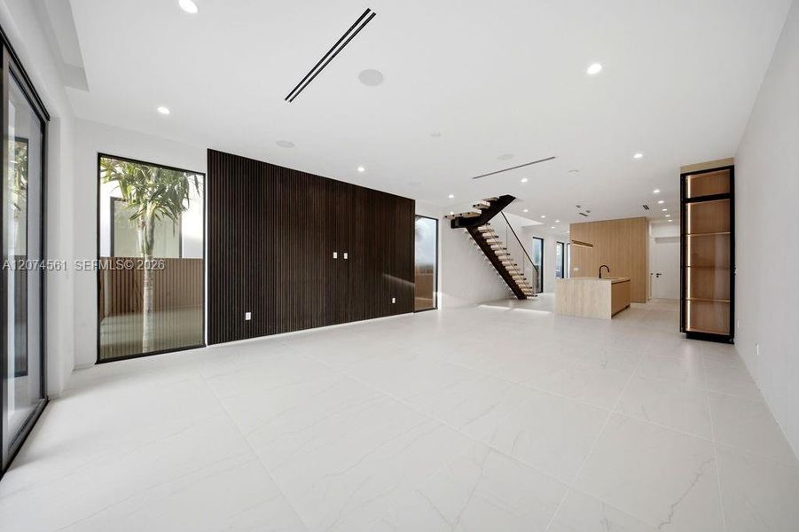Spacious, unfurnished interior of a new home in , Fort Lauderdale (Image 68).
