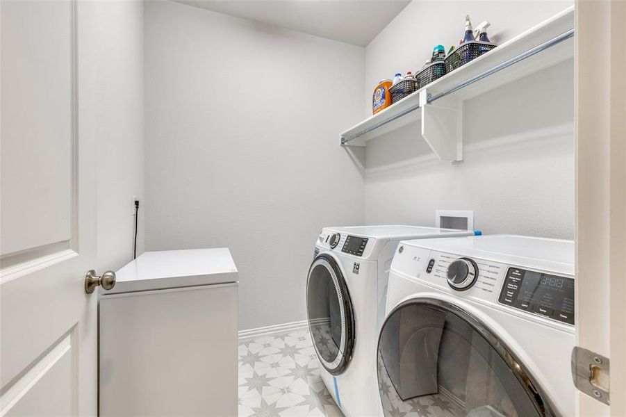 Washroom with washer and dryer