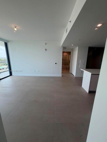 Spacious, unfurnished interior of a new home in , Hallandale Beach (Image 17).