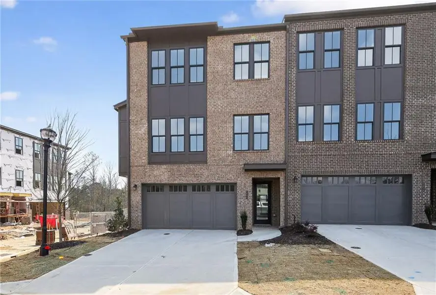 Condo located in Suwanee, GA showcasing its design and architecture (Image 3).