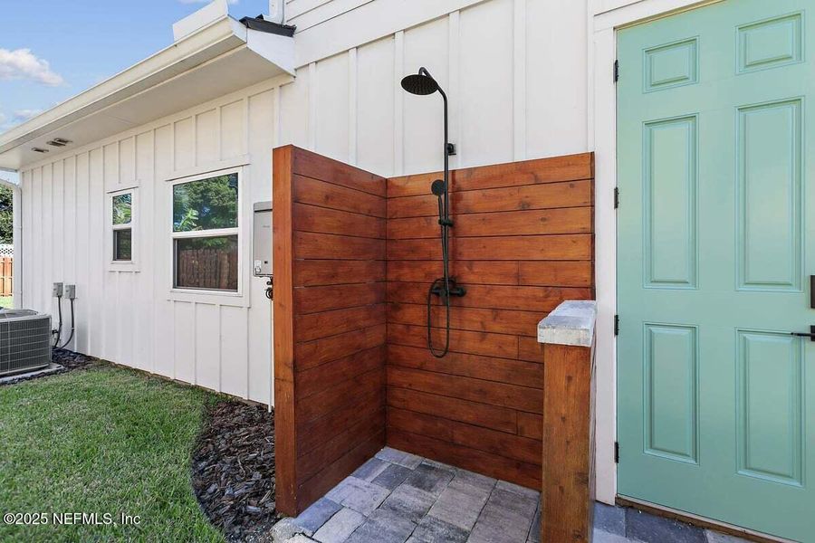 Exterior details and patio area of a home in , Jacksonville Beach (Image 3).