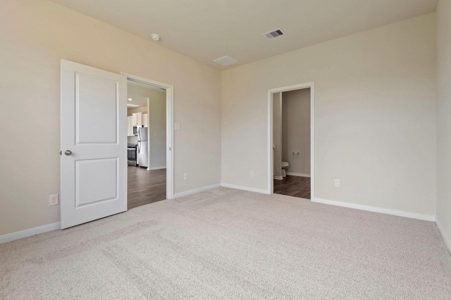 Spacious, unfurnished interior of a new home in Pinewood Trails, Cleveland (Image 16).