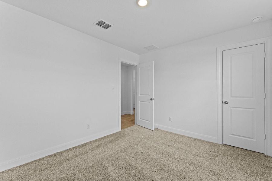 Spacious, unfurnished interior of a new home in Railhead, Cedar Creek (Image 31).
