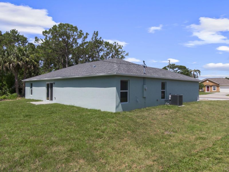 Exterior details and patio area of a home in , Port St. Lucie (Image 2).