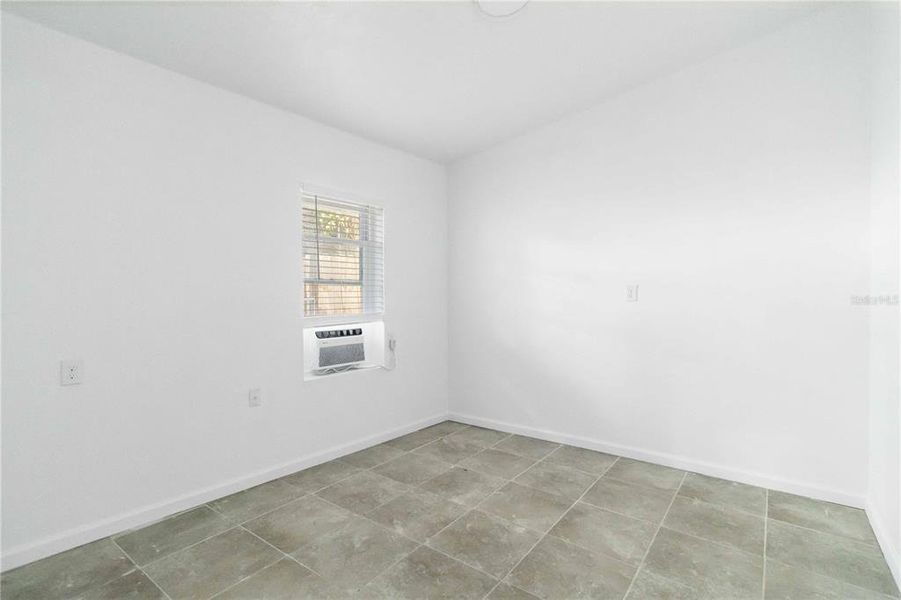 Spacious, unfurnished interior of a new home in , Bradenton (Image 12).