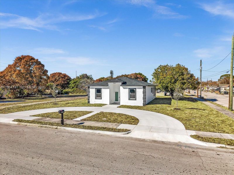 Front exterior of a new home in , Fort Pierce, FL, highlighting curb appeal (Image 24).