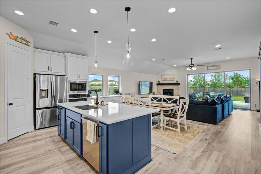 Beautiful Kitchen overlooking Family Room Beautiful Kitchen overlooking Family Room