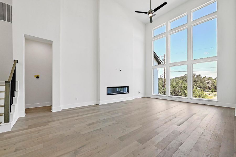 Spacious, unfurnished interior of a new home in Rough Hollow, Austin (Image 24).