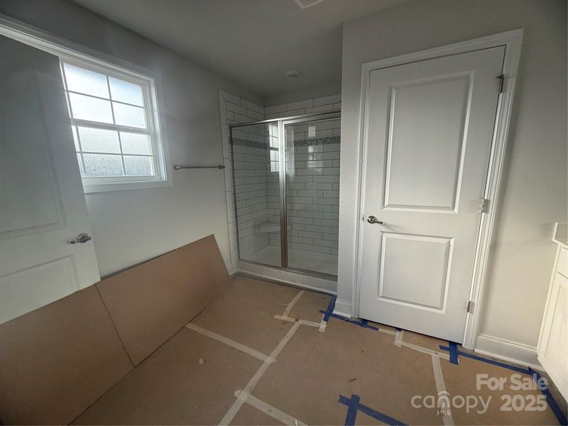 Primary Bath5’ Tile Shoer