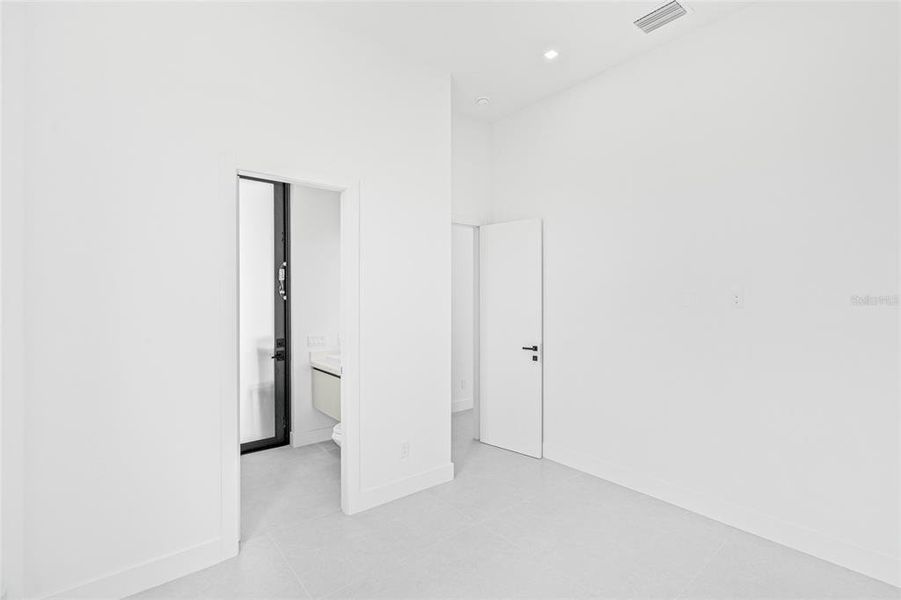 Spacious, unfurnished interior of a new home in , Port Charlotte (Image 70).