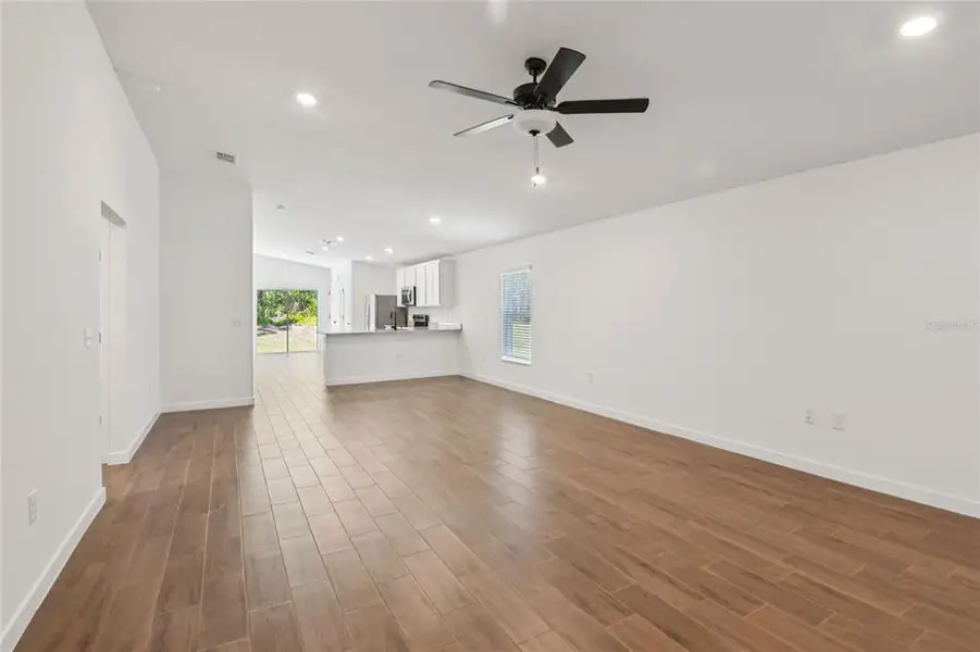 Spacious, unfurnished interior of a new home in Royal Highlands, Weeki Wachee (Image 8).