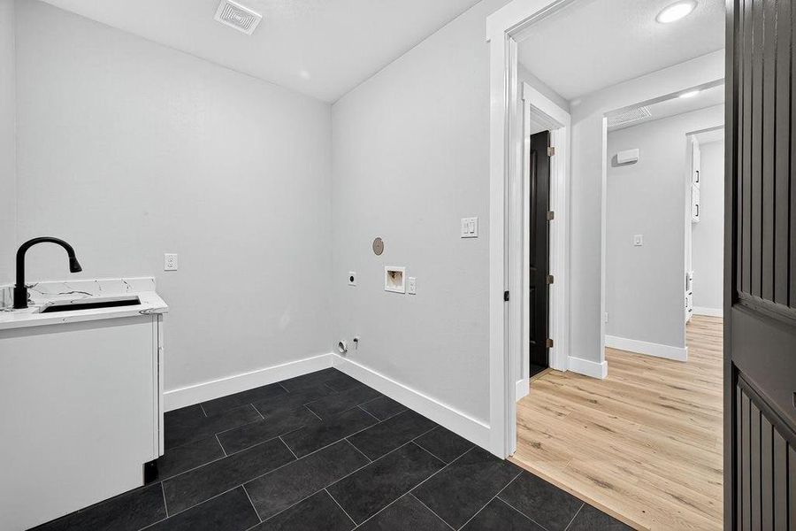 Spacious, unfurnished interior of a new home in , Angleton (Image 19).