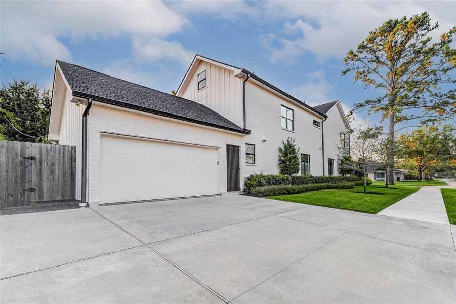 Front exterior of a new home in , Houston, TX, highlighting curb appeal (Image 25). Front exterior of a new home in , Houston, TX, highlighting curb appeal (Image 25).