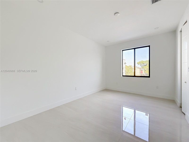 Spacious, unfurnished interior of a new home in , Miami (Image 34).