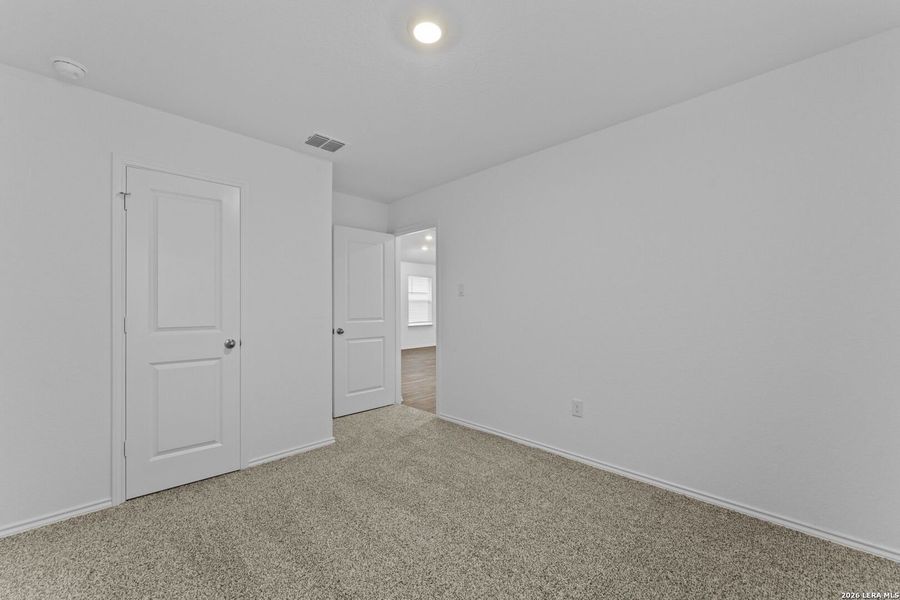Spacious, unfurnished interior of a new home in Laurel Vistas, San Antonio (Image 15).