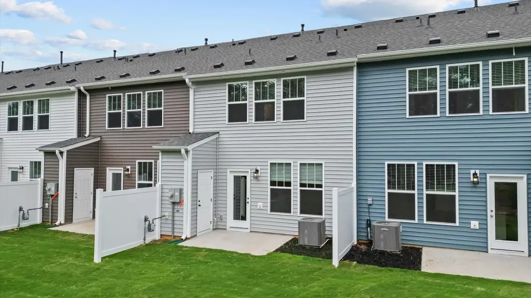 Exterior details and patio area of a home in Ransdell Pointe, Spartanburg (Image 3).