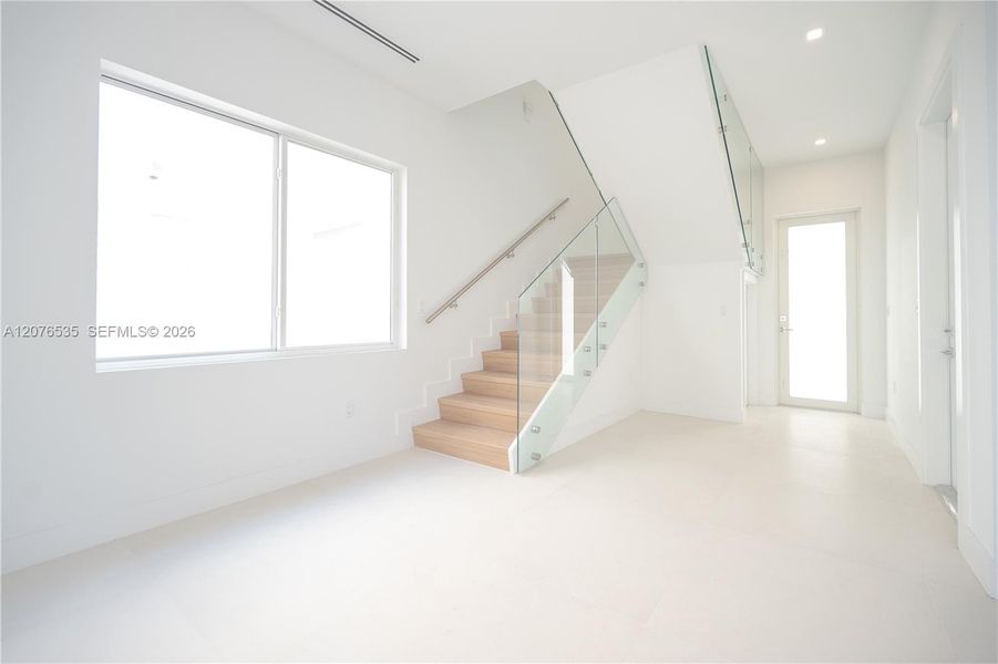 Spacious, unfurnished interior of a new home in , Doral (Image 38).