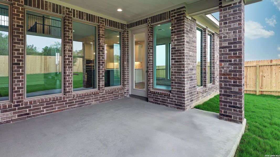 Exterior details and patio area of a home in Haby Hill, San Antonio (Image 23).