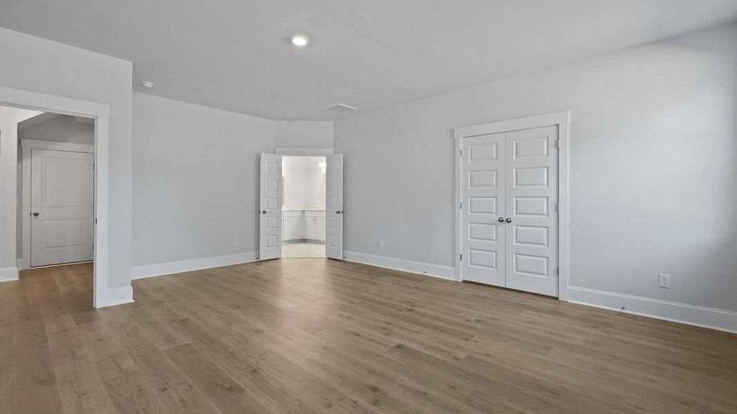 Spacious, unfurnished interior of a new home in Sheep Island, Summerville (Image 15).